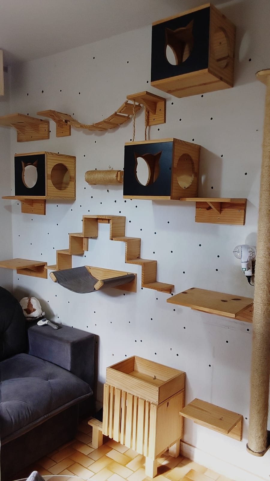 Parede com nichos, ponte, escadas, rede e poste de sisal feitos pela Gato Rústico